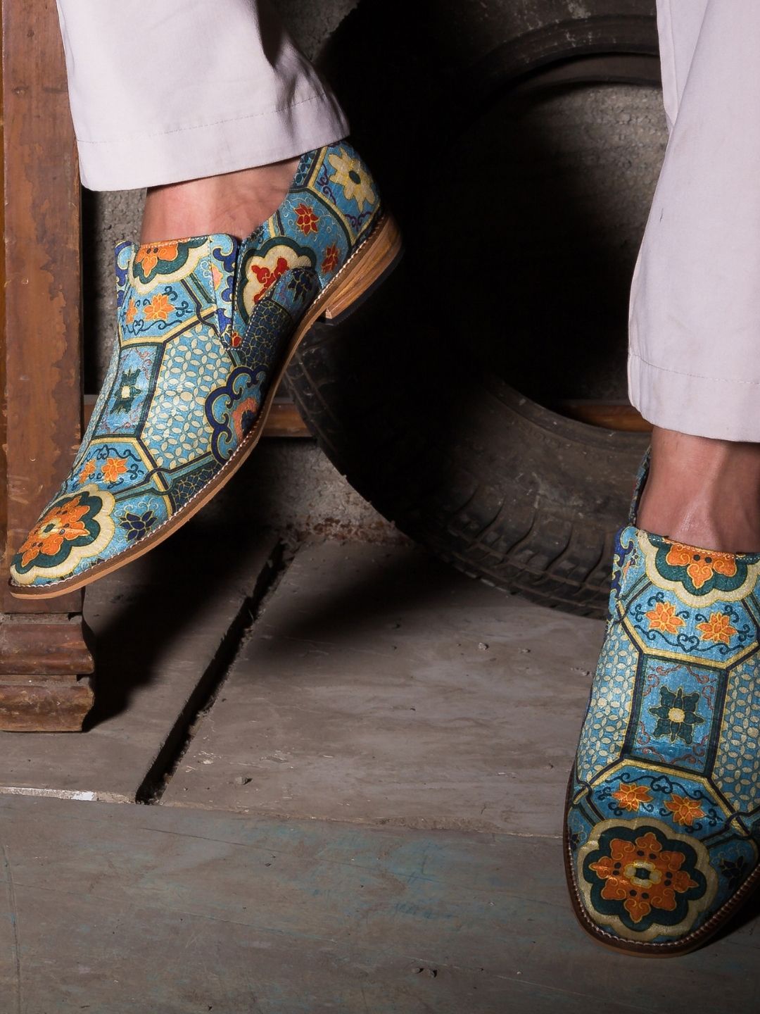 Classic Mughal Vintage Print Loafers
